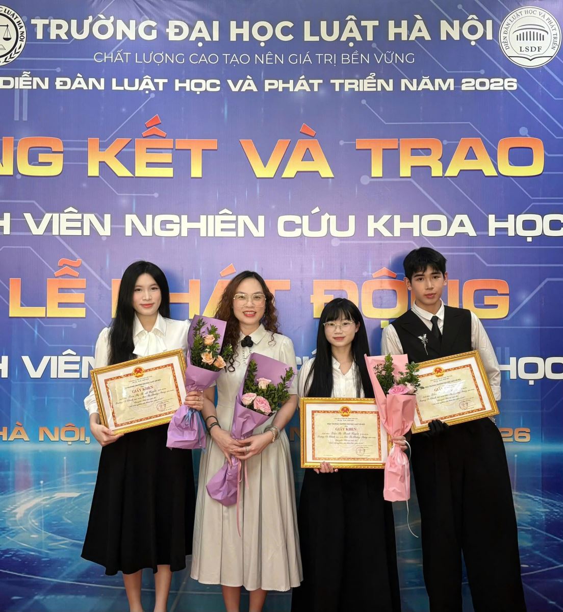 Nhóm sinh viên Viện Luật so sánh đạt Giải tại Cuộc thi “Sinh viên nghiên cứu khoa học năm 2026”.