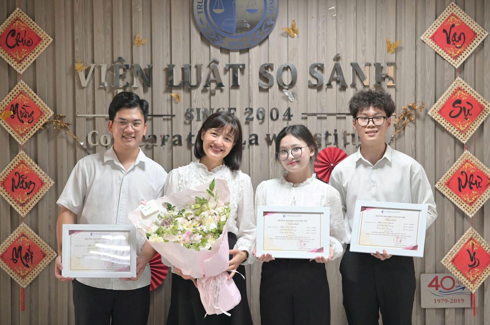 Nhóm sinh viên Viện Luật so sánh nhận Giải Ba tại Giải thưởng Khoa học và Công nghệ dành cho sinh viên năm 2025.