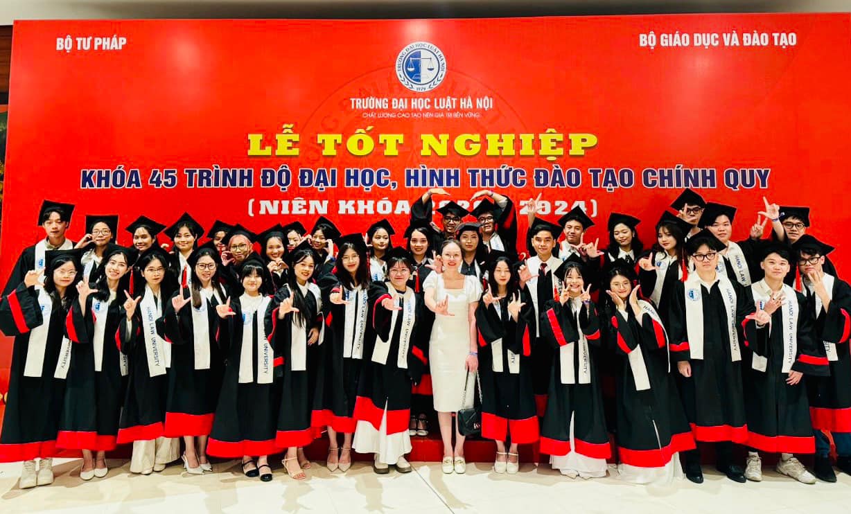 Tập thể lớp 4521 và cố vấn học tập