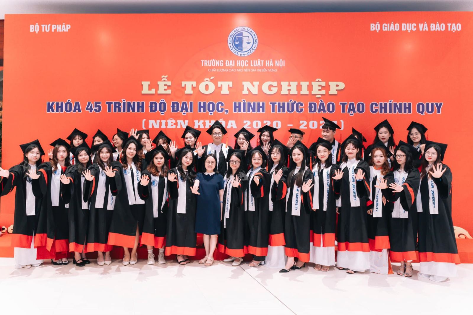 Tập thể lớp 4522 và cố vấn học tập