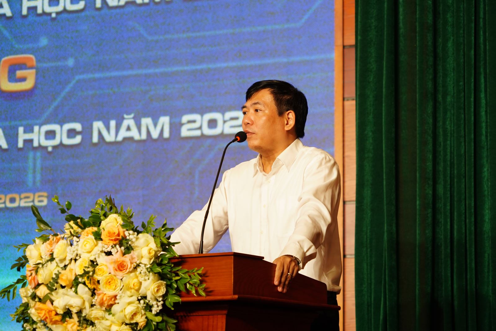 TS. Hoàng Xuân Châu - Phó Hiệu trưởng Trường Đại học Luật Hà Nội phát biểu khai mạc